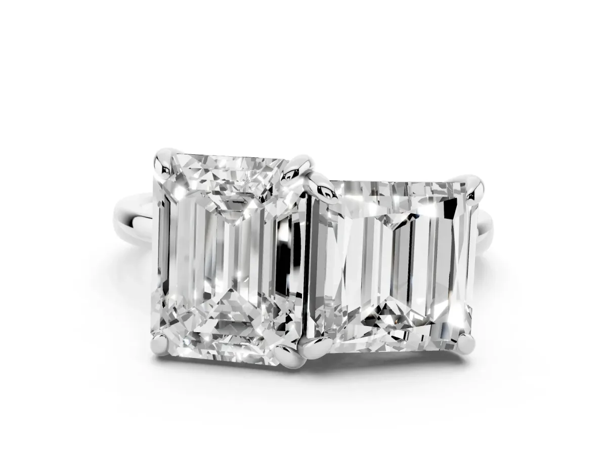 Emerald and Princess Toi Moi Ring with Prong Setting and Plain Band Silver