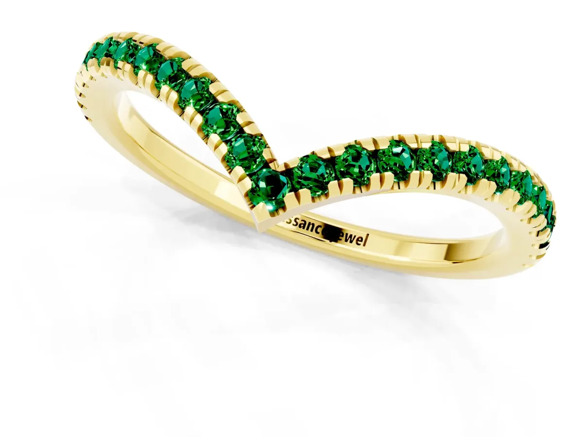 Pavé Round Emerald V-Shaped Chevron Band with Shared Prong Setting Yellow gold