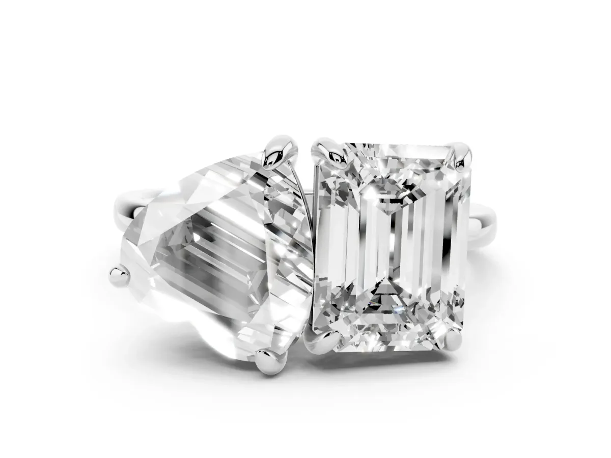 Emerald and Heart Toi Moi Ring with Prong Setting and Plain Band Silver
