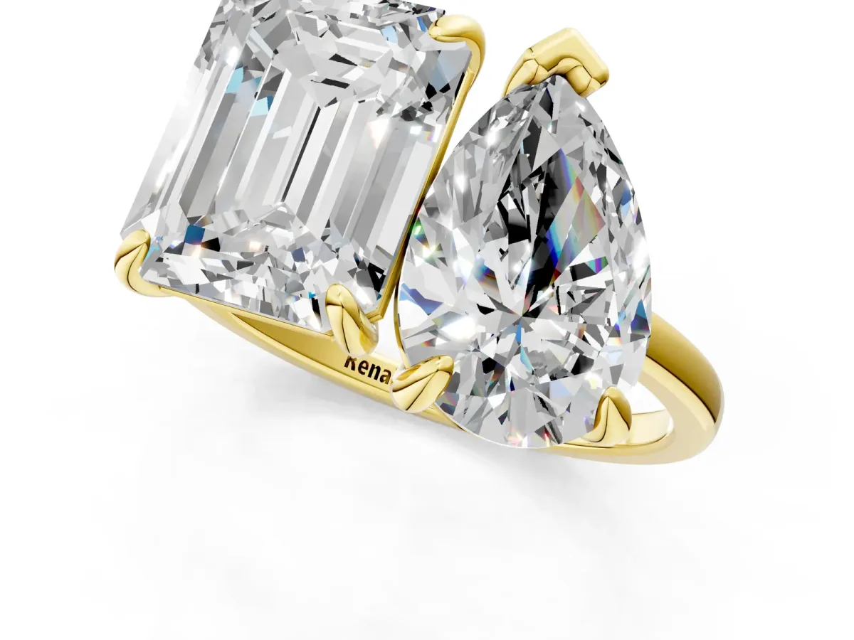 Pear and Emerald Toi Moi Ring with Prong Setting and Plain Band Yellow gold