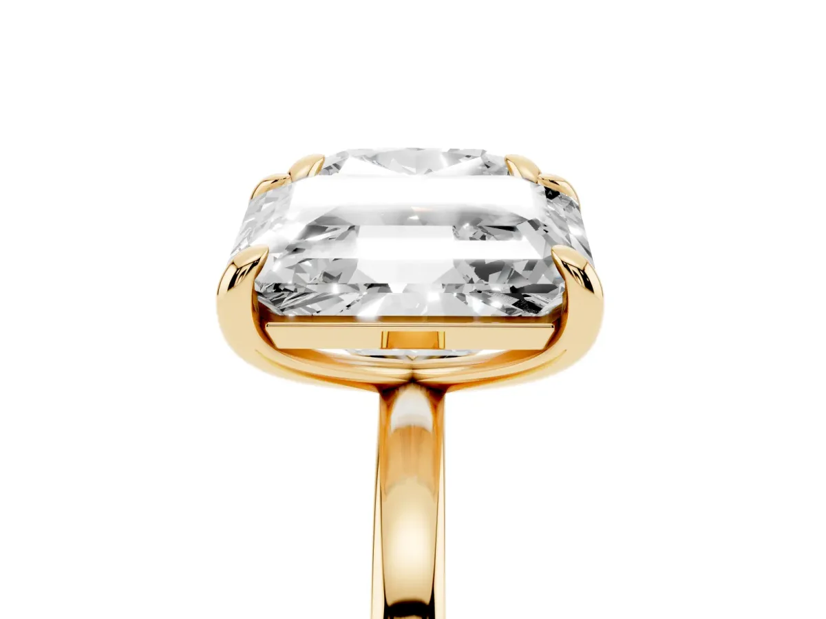 Cushion and Emerald Toi Moi Ring with Prong Setting and Plain Band Yellow gold