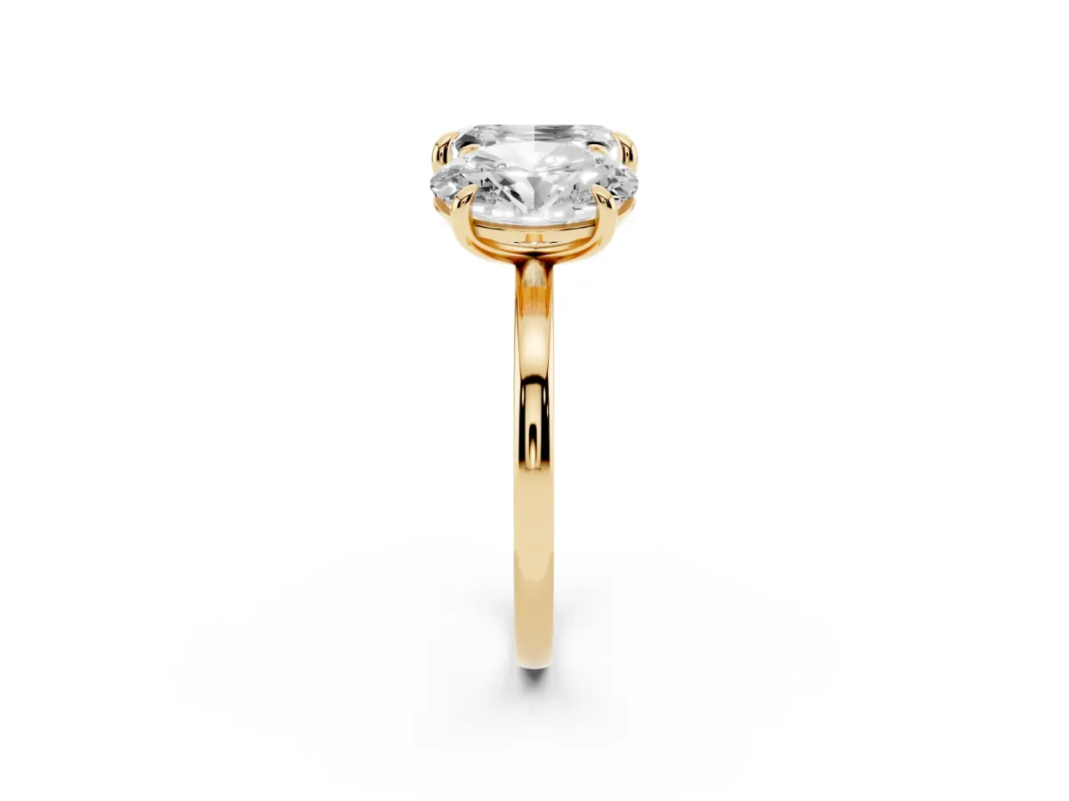 Oval and Emerald Toi Moi Ring with Prong Setting and Plain Band Yellow gold
