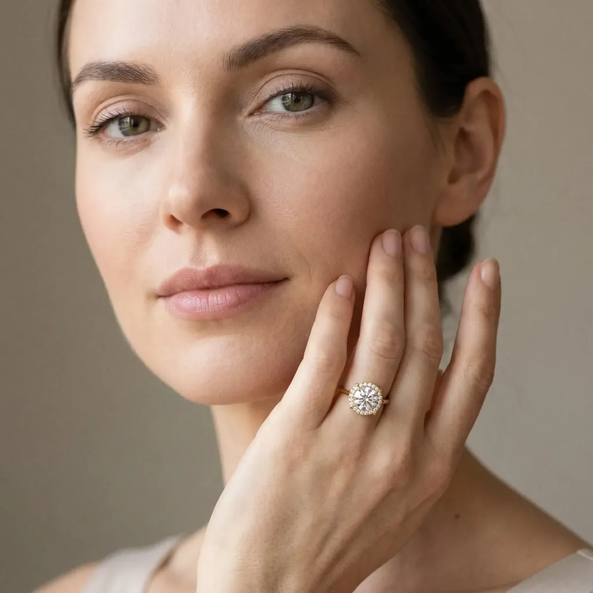 Round Cut Diamond Cluster Halo Solitaire with Four-Prong Setting Yellow gold