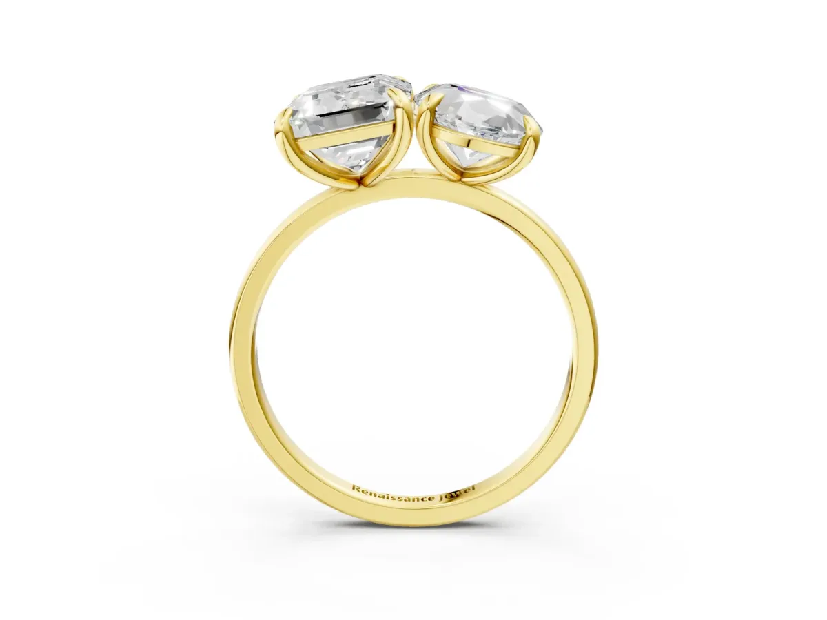 Oval and Emerald Toi Moi Ring with Prong Setting and Plain Band Yellow gold