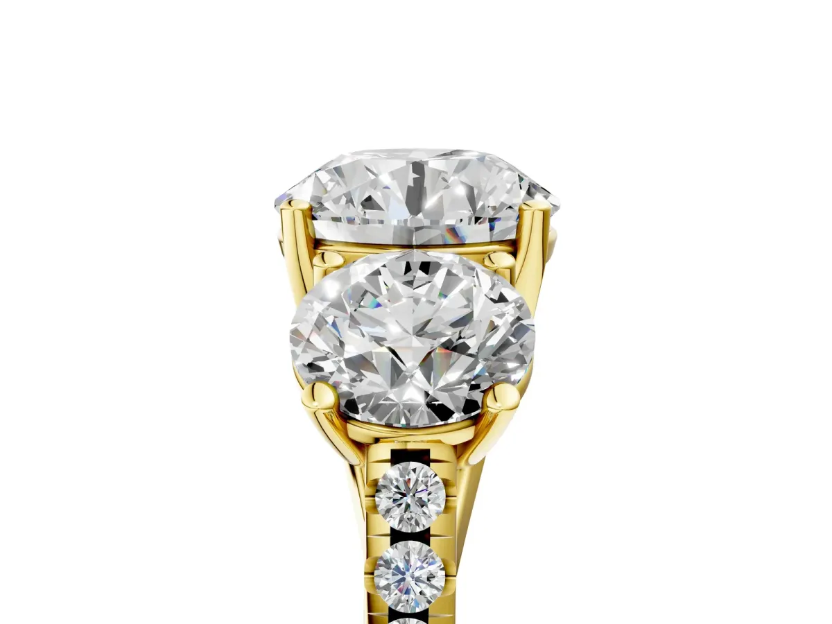 Three-Stone Round Cut Diamond Ring with Round Pavé Band and Prong Setting Yellow gold