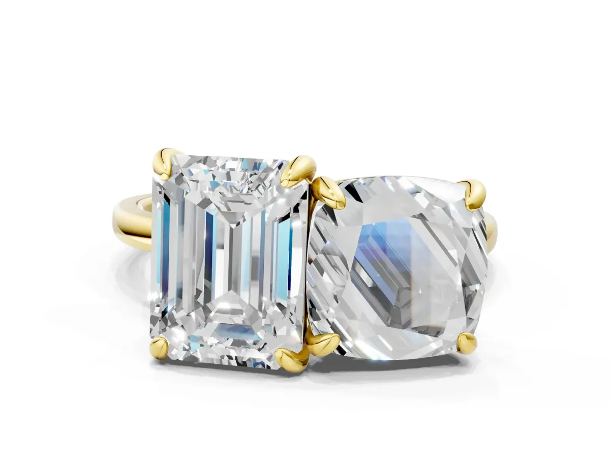 Cushion and Emerald Toi Moi Ring with Prong Setting and Plain Band Yellow gold