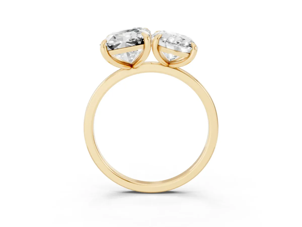 Oval and Emerald Toi Moi Ring with Prong Setting and Plain Band Yellow gold