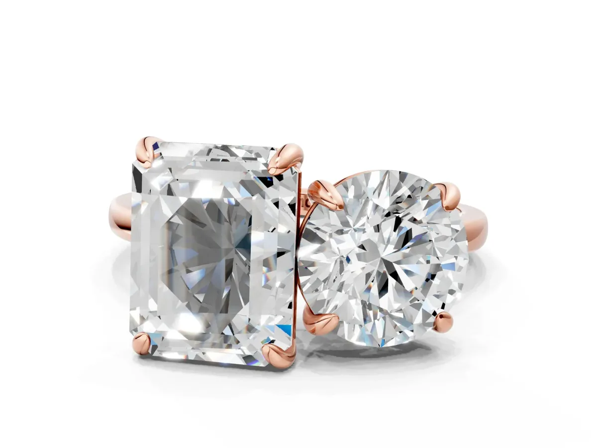 Round and Emerald Toi Moi Ring with Prong Setting and Plain Band Rose gold
