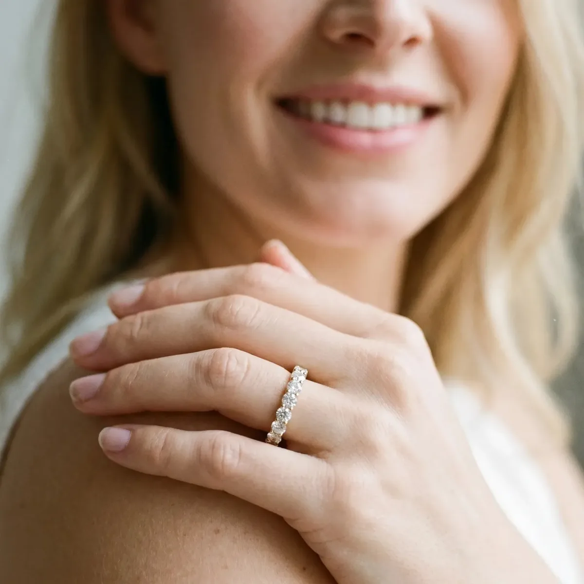 Round Diamond Eternity Band with Pavé Setting and Shared Prong Yellow gold