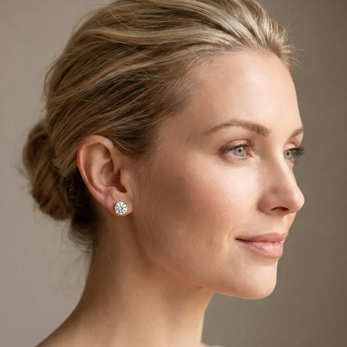 Round Cut Diamond Stud Earrings Yellow gold