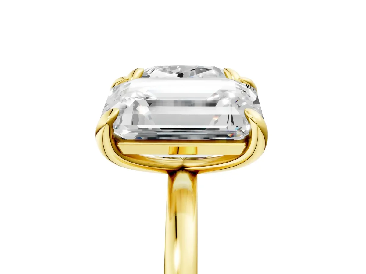 Cushion and Emerald Toi Moi Ring with Prong Setting and Plain Band Yellow gold