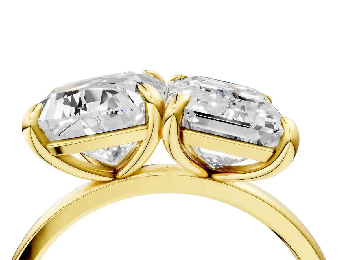 Cushion and Emerald Toi Moi Ring with Prong Setting and Plain Band Yellow gold