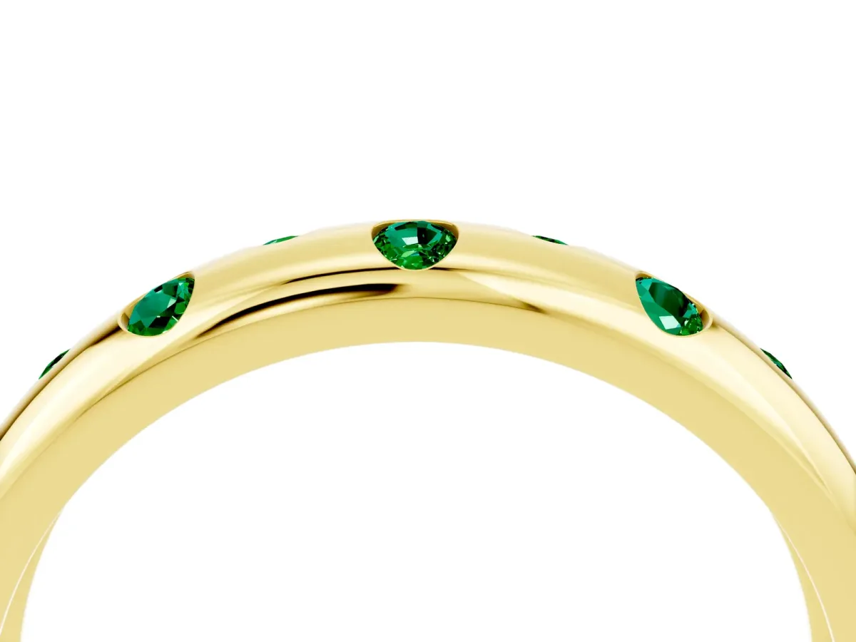 Round Emerald Flush-Set Comfort Fit Band Yellow gold