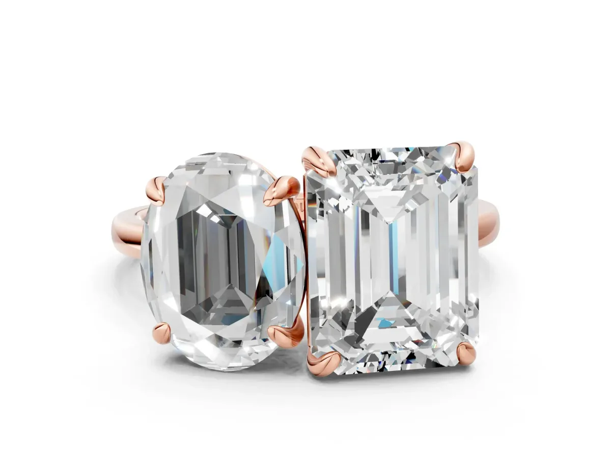 Oval and Emerald Toi Moi Ring with Prong Setting and Plain Band Rose gold