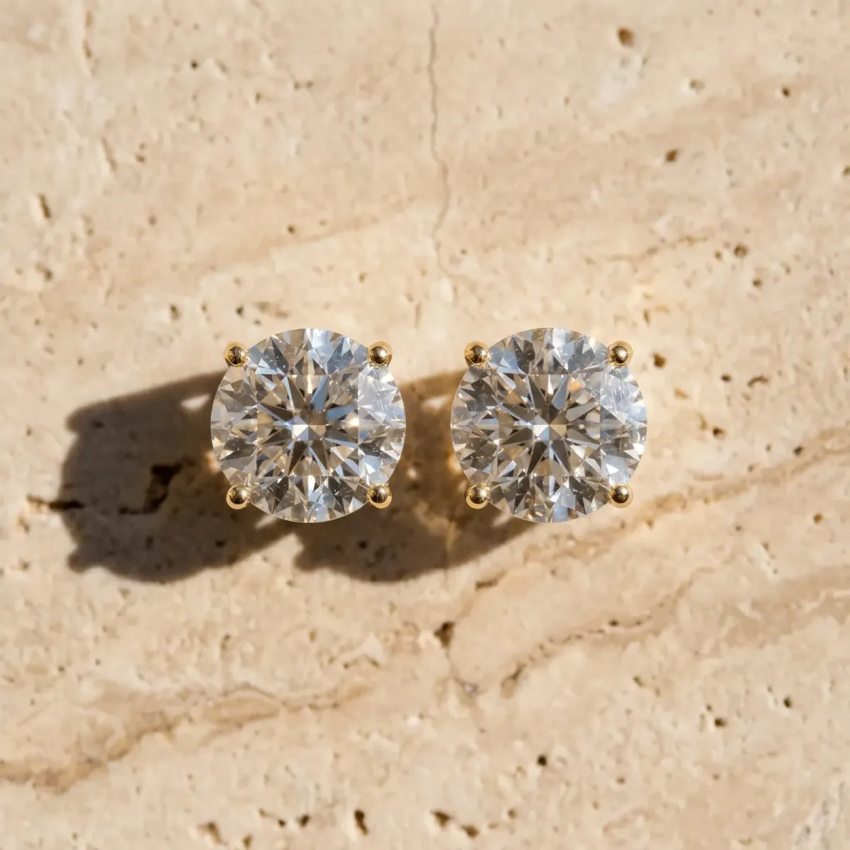 Round Cut Diamond Stud Earrings Yellow gold