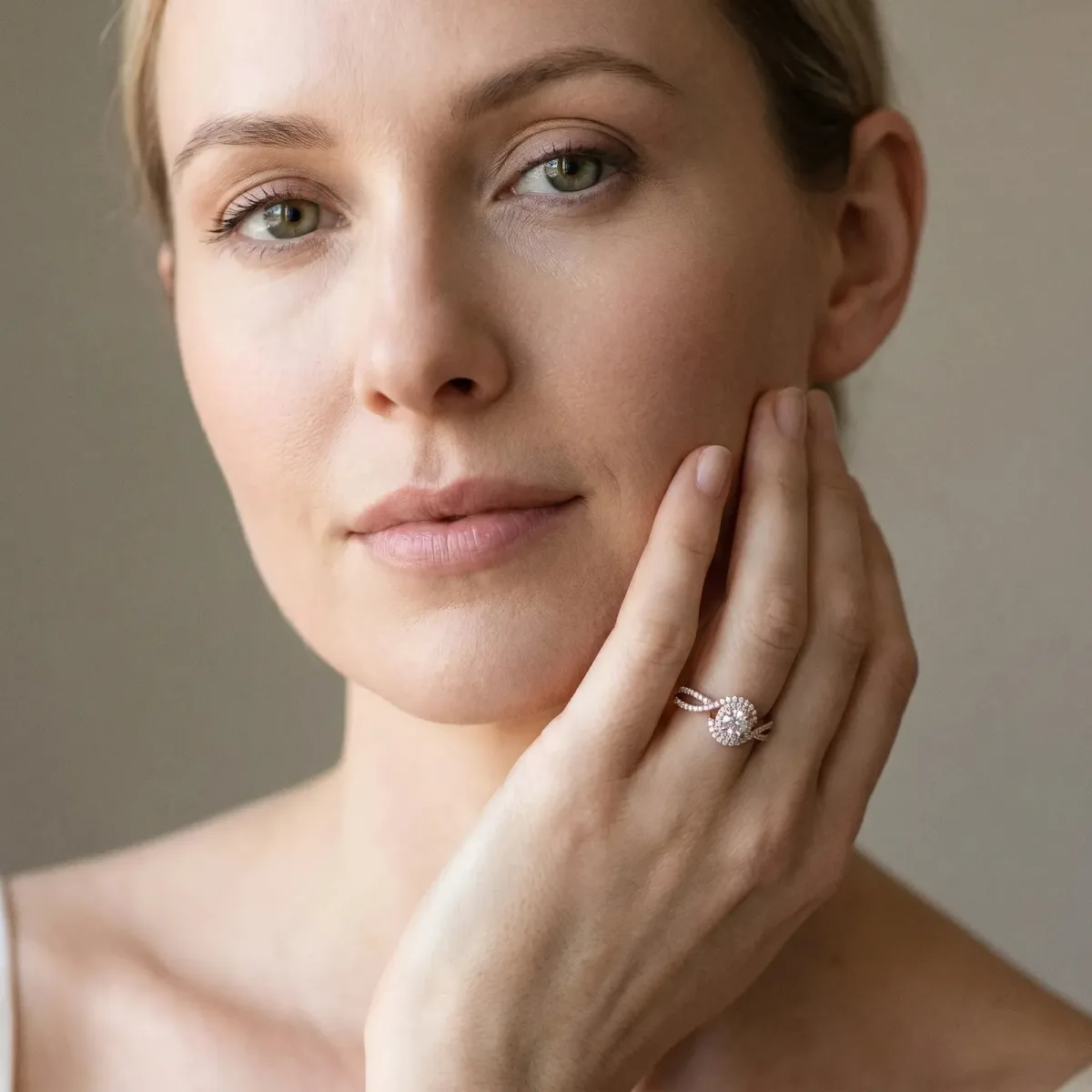 Round Cut Halo Twist Band Solitaire Prong Setting Rose gold