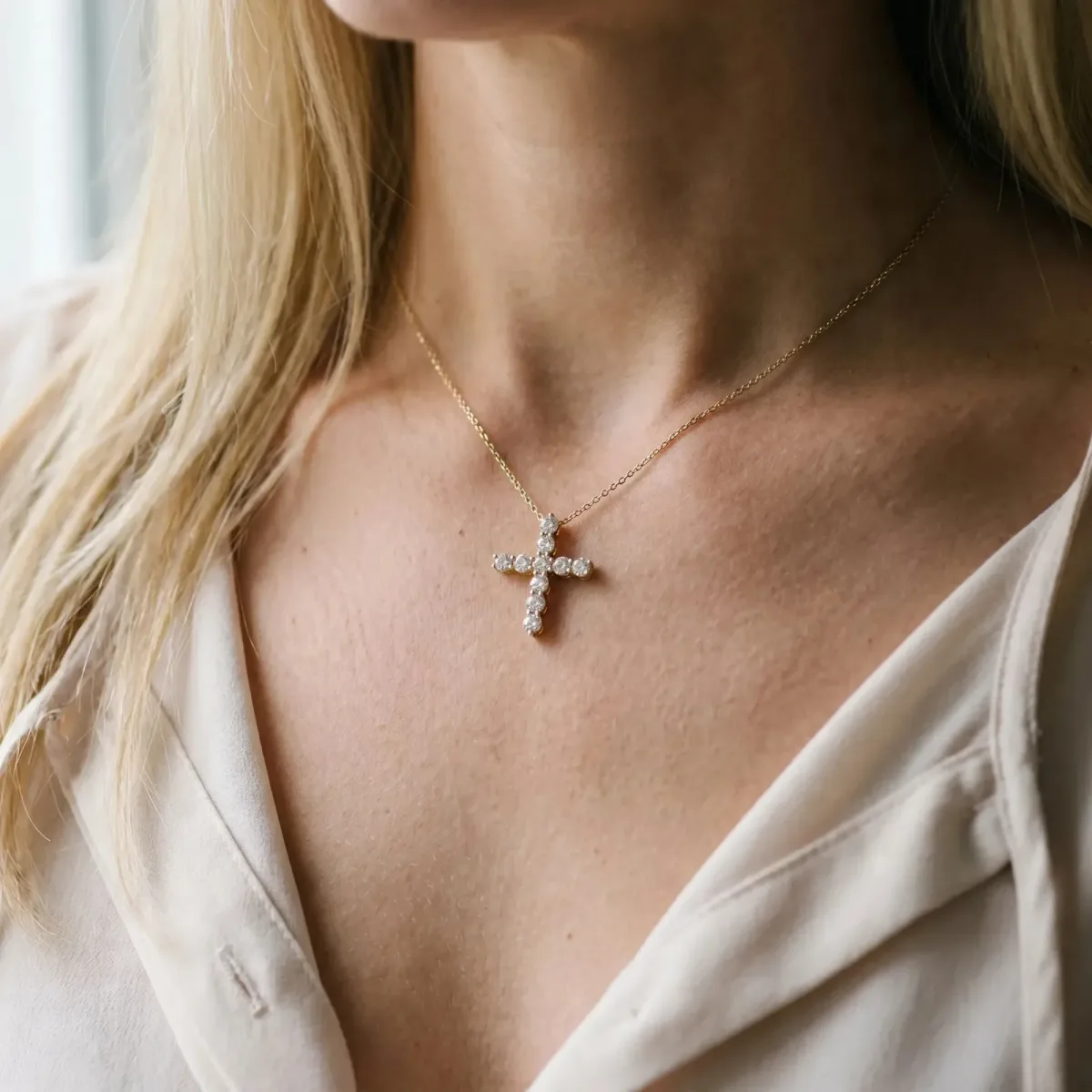 Round Diamond Prong-Set Cross Pendant Yellow gold