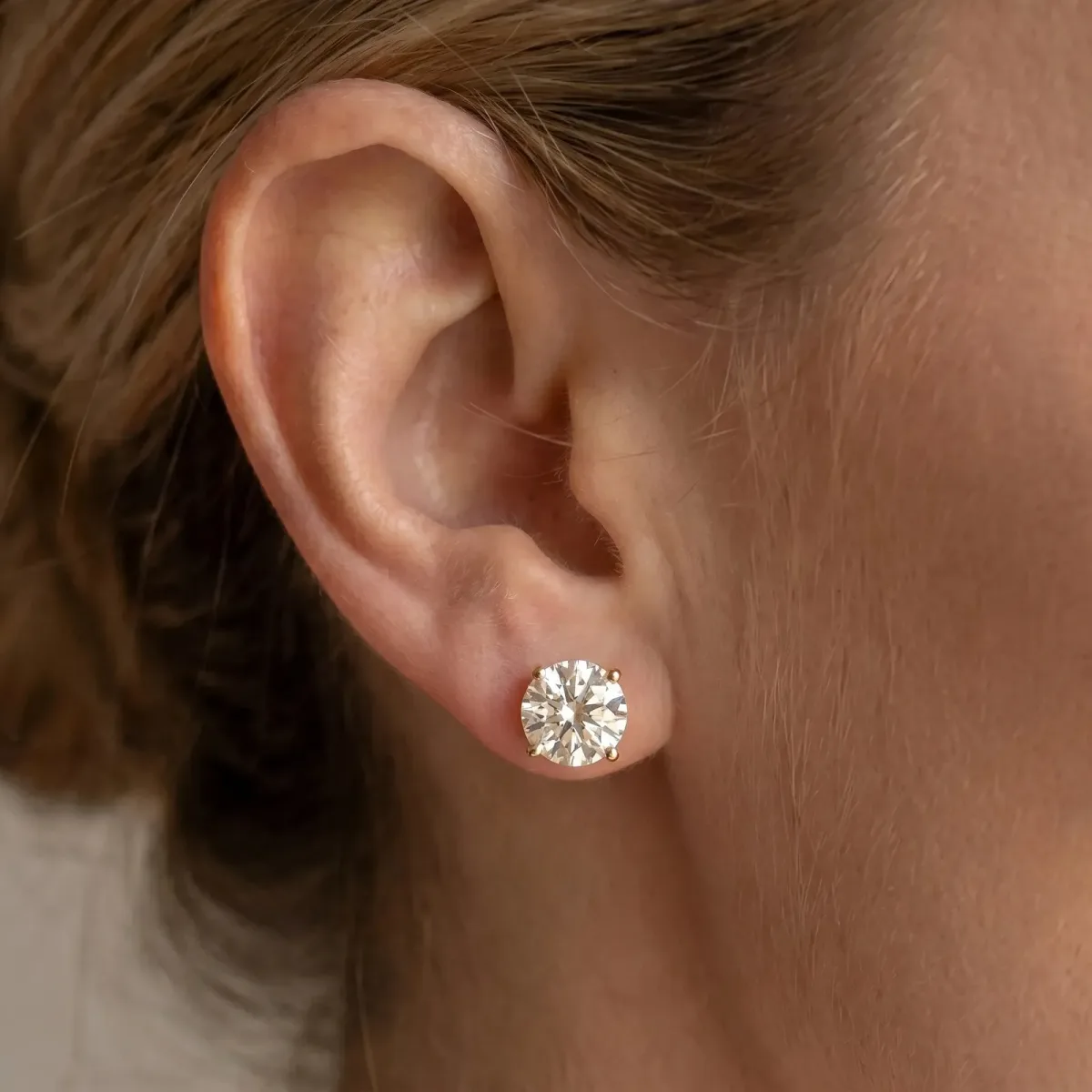 Round Cut Diamond Stud Earrings Yellow gold