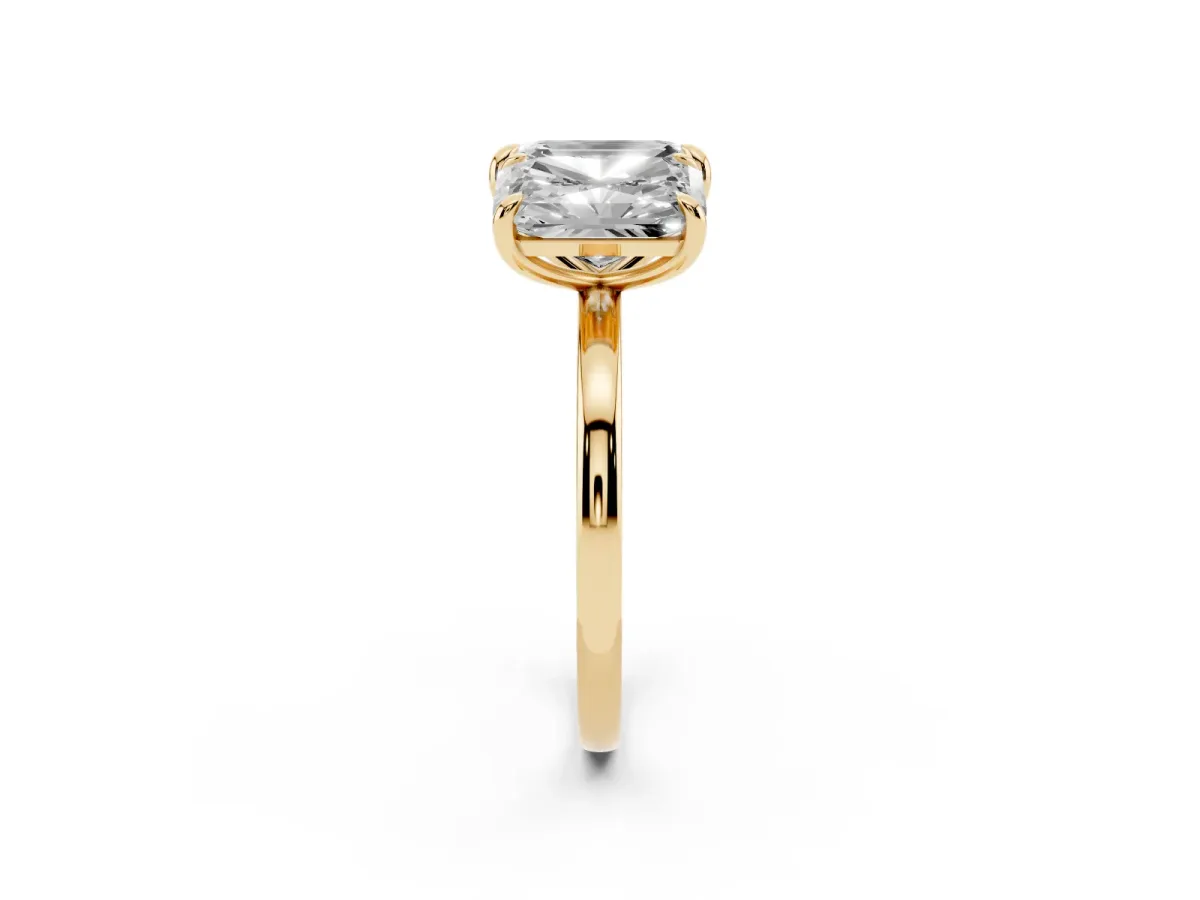 Emerald and Radiant Toi Moi Ring with Prong Setting and Plain Band Yellow gold