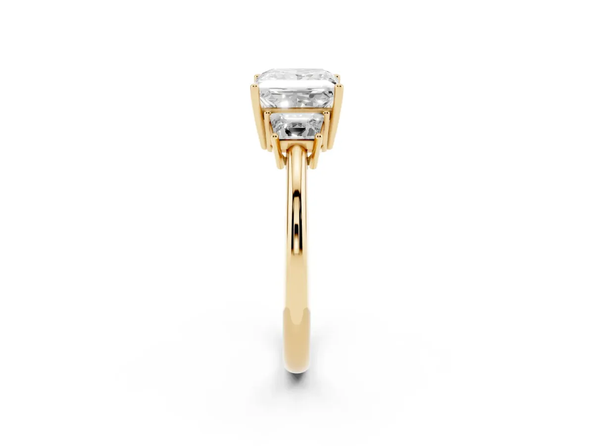Princess Cut Diamond Three-Stone Ring with Trapezoid Side Stones and Prong Setting Yellow gold