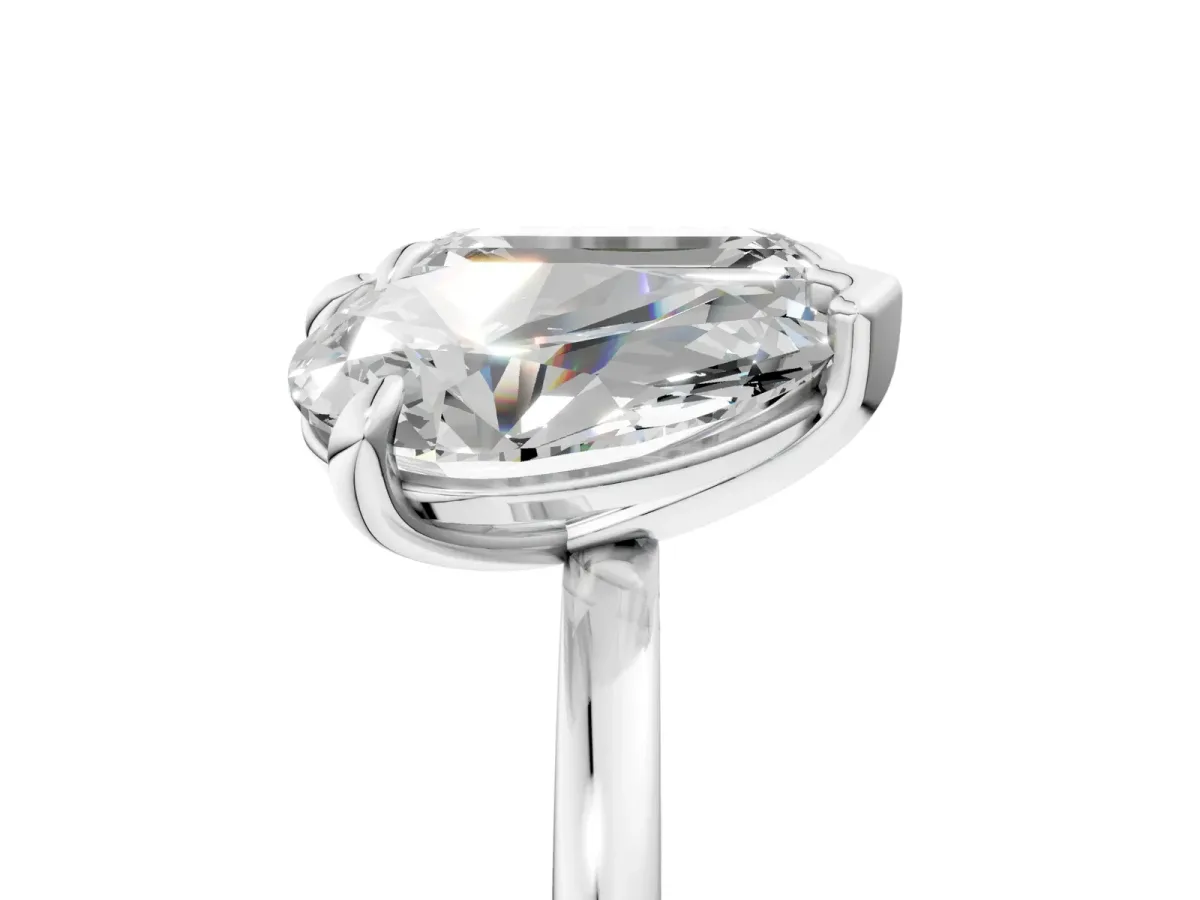 Pear and Emerald Toi Moi Ring with Prong Setting and Plain Band White gold