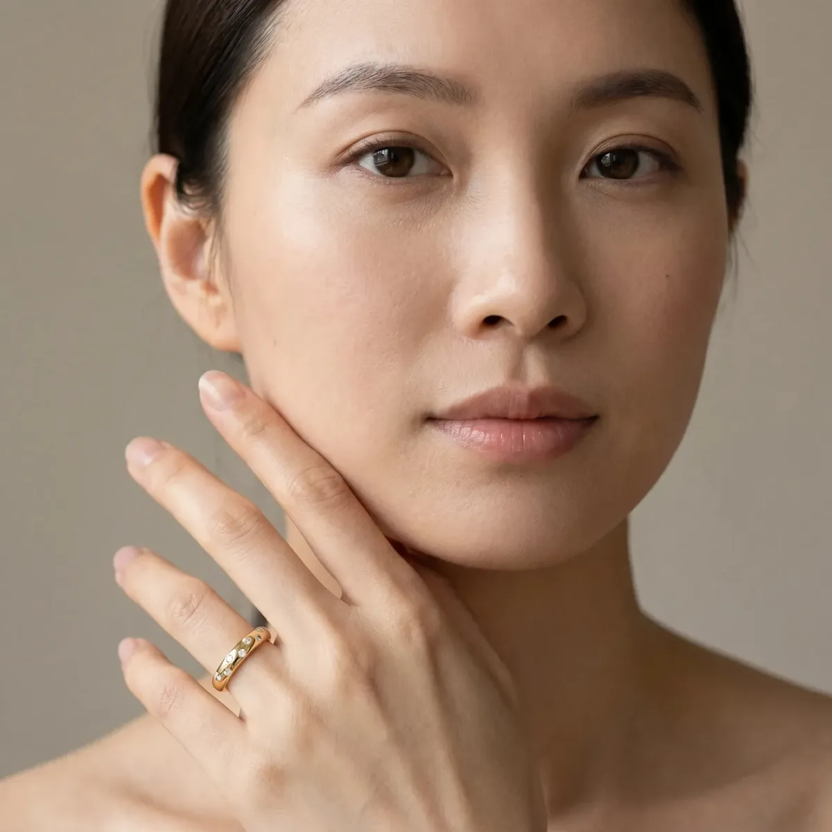 Round Diamond Flush-Set Comfort Fit Band Yellow gold