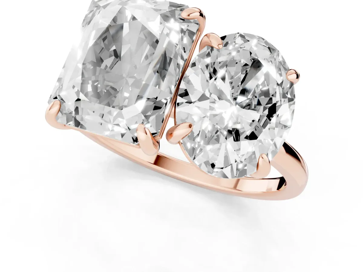 Oval and Emerald Toi Moi Ring with Prong Setting and Plain Band Rose gold