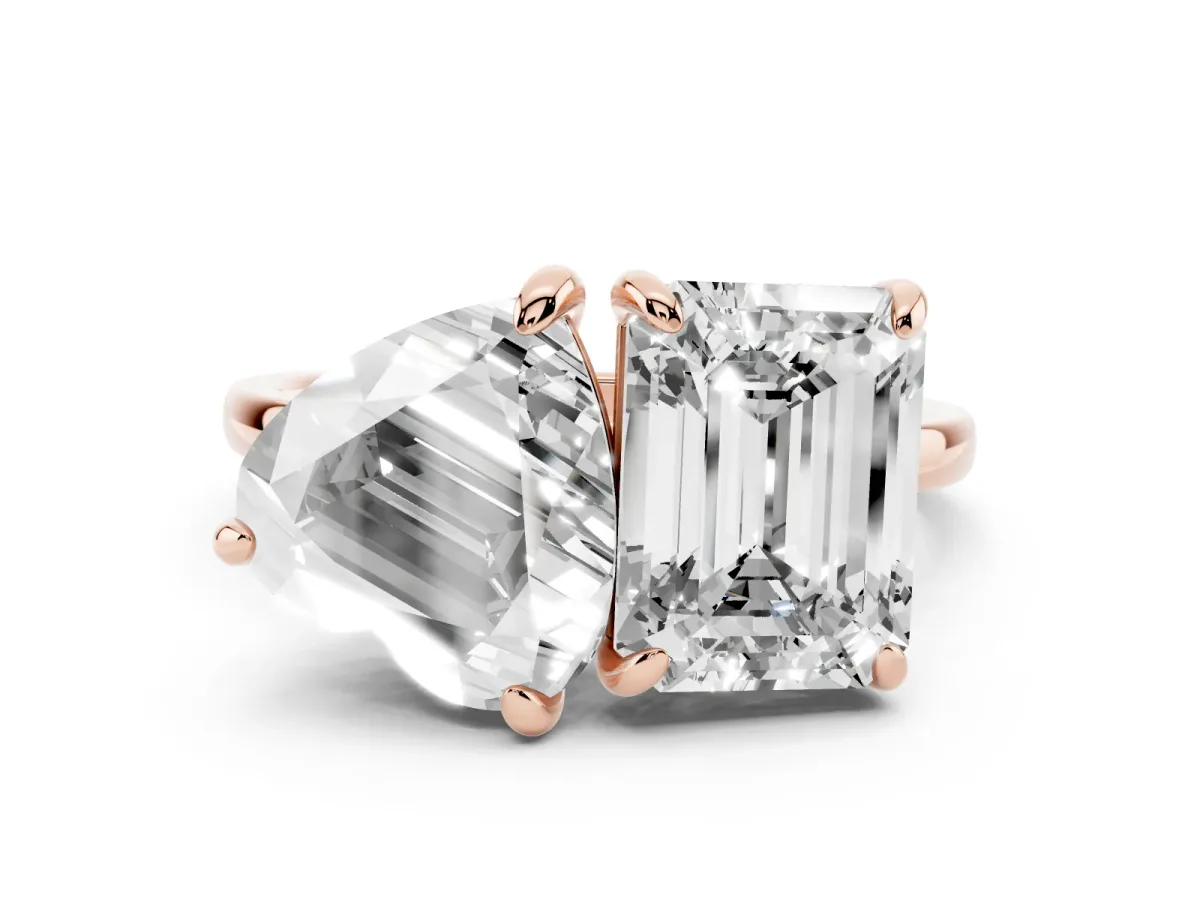 Emerald and Heart Toi Moi Ring with Prong Setting and Plain Band Rose gold