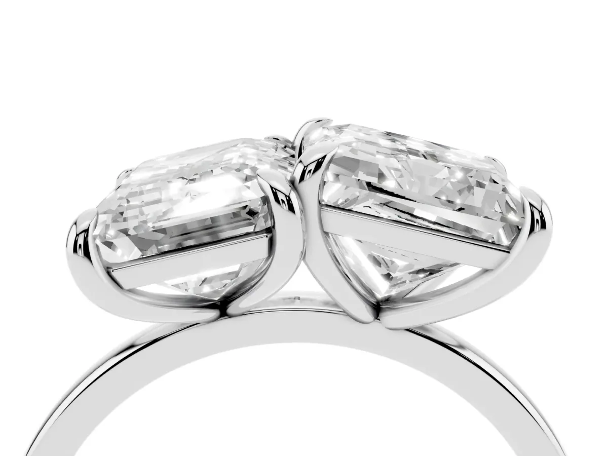 Emerald and Princess Toi Moi Ring with Prong Setting and Plain Band Silver