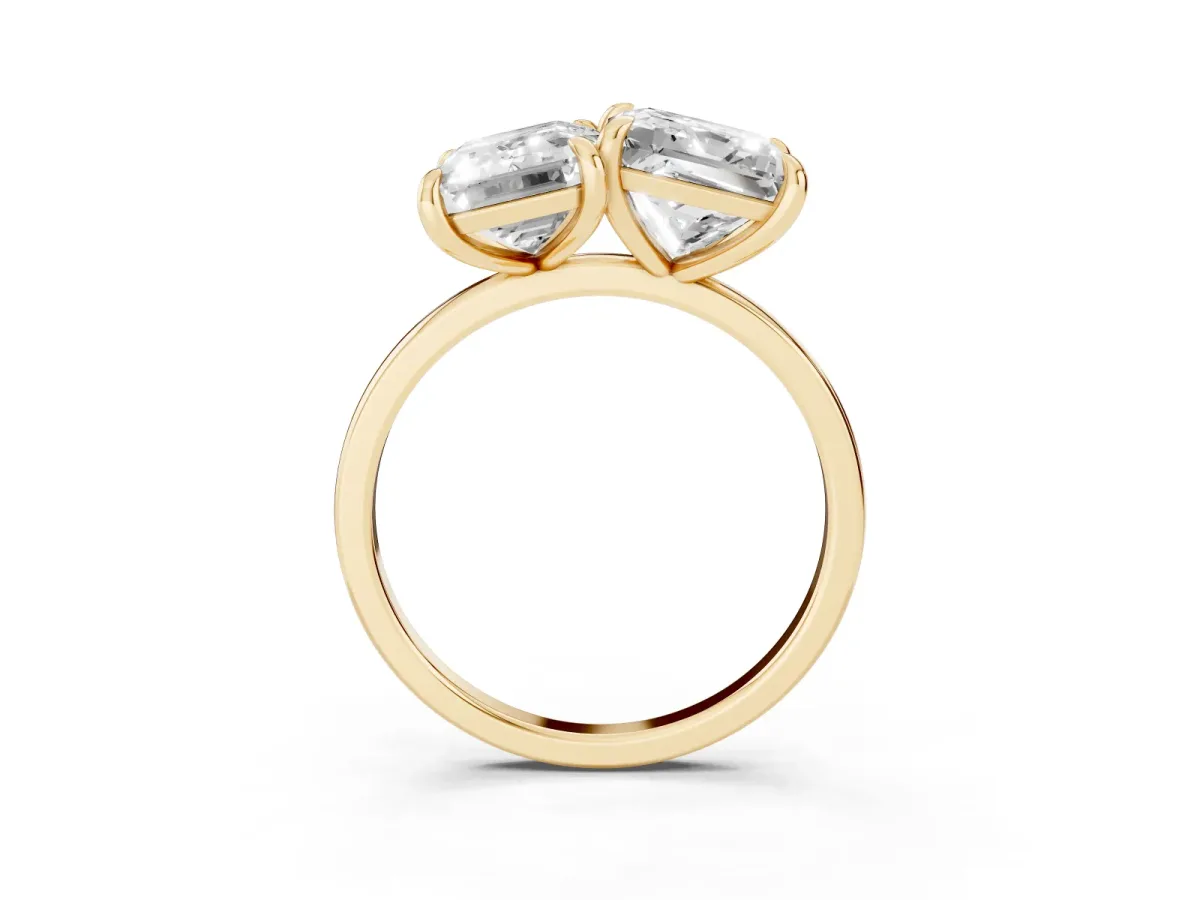 Emerald and Princess Toi Moi Ring with Prong Setting and Plain Band Yellow gold