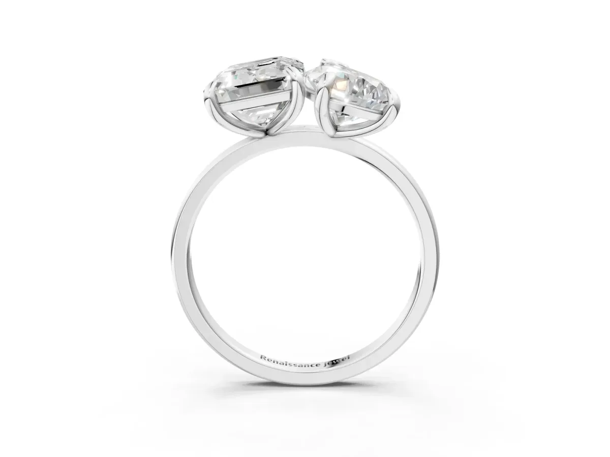 Pear and Emerald Toi Moi Ring with Prong Setting and Plain Band White gold