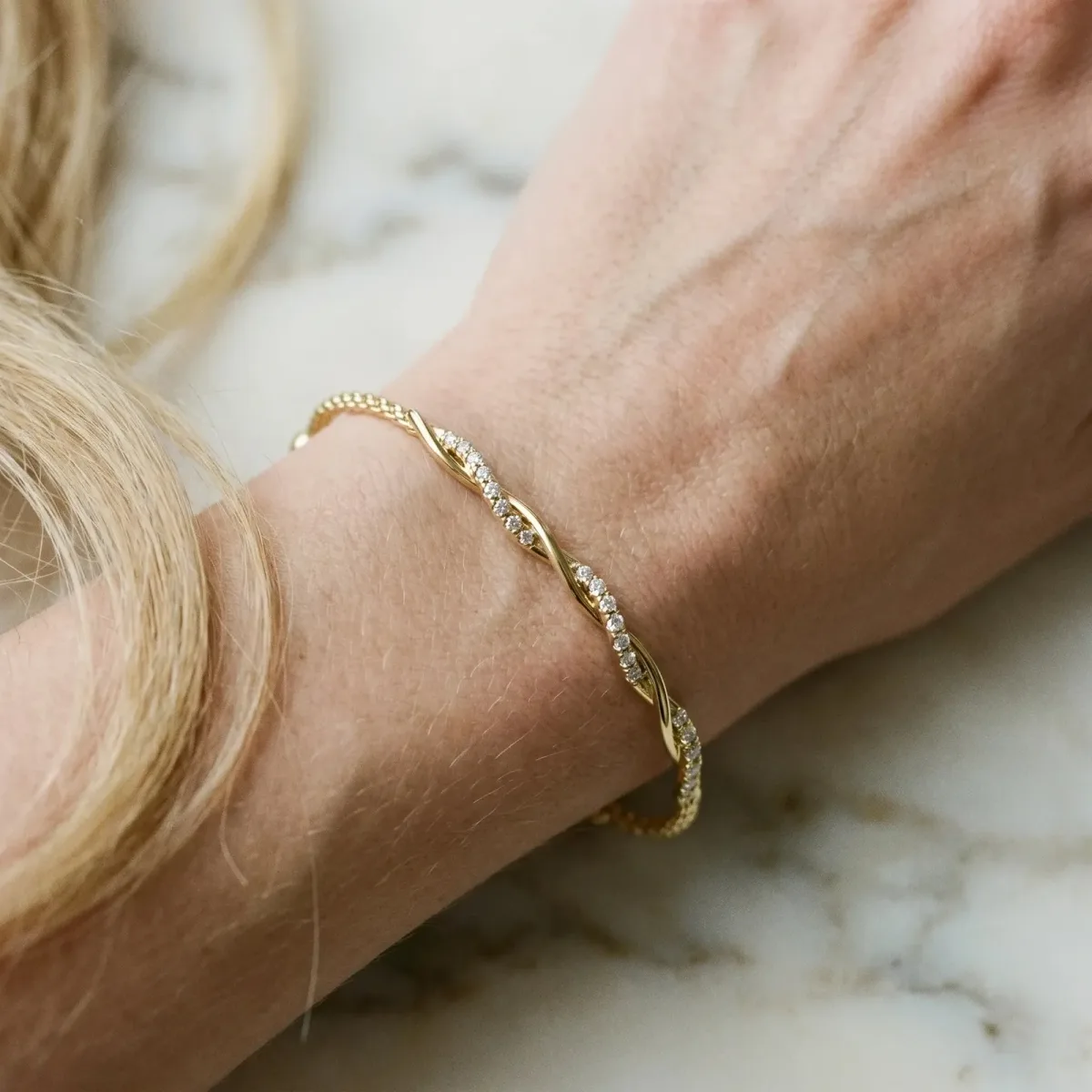 Twisted Diamond Round-Cut Cable Chain Bracelet with Bezel Setting Yellow gold