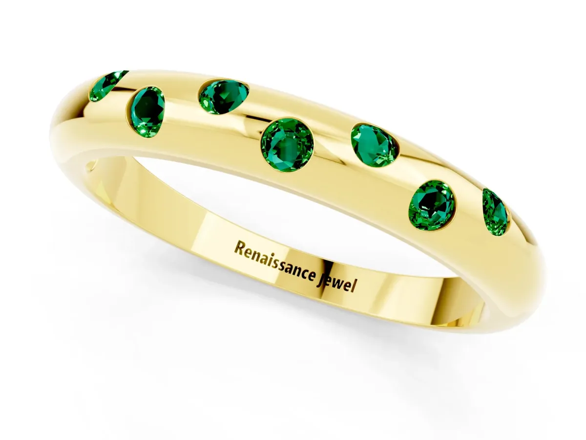 Round Emerald Flush-Set Comfort Fit Band Yellow gold