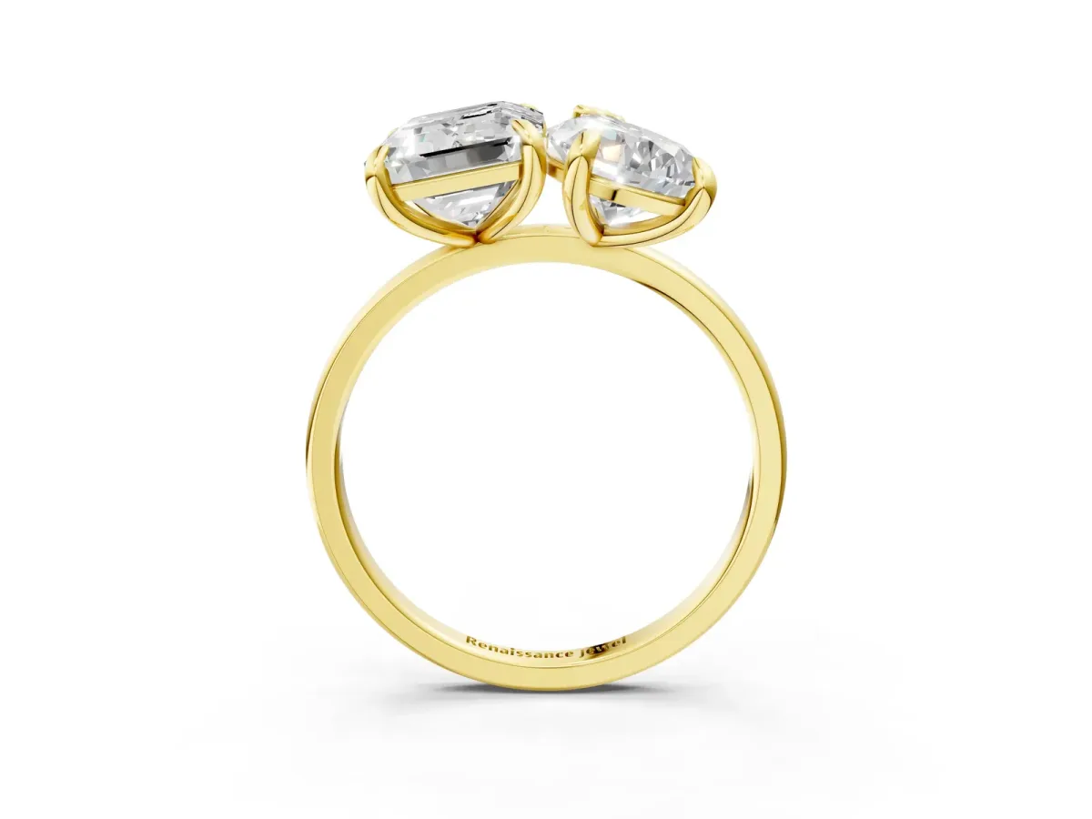 Pear and Emerald Toi Moi Ring with Prong Setting and Plain Band Yellow gold