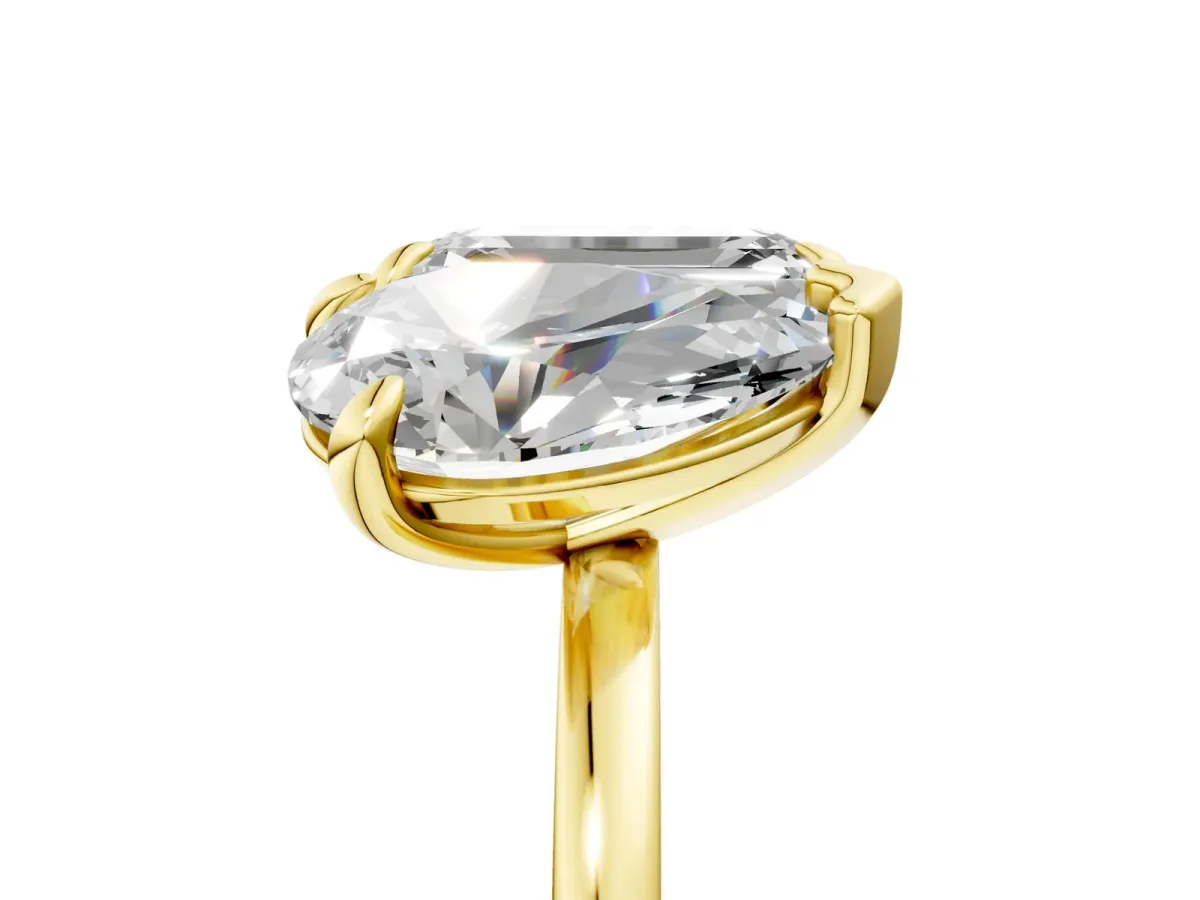 Pear and Emerald Toi Moi Ring with Prong Setting and Plain Band Yellow gold