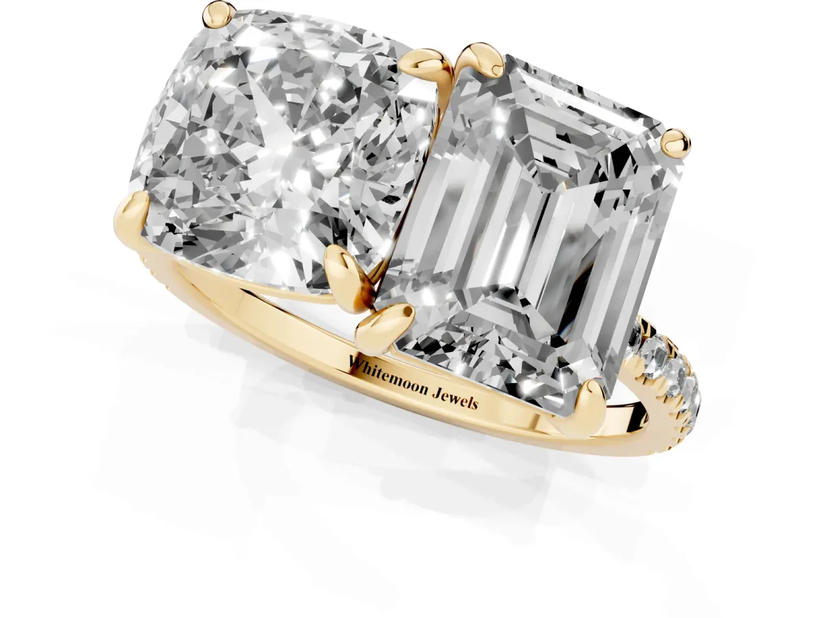 Cushion and Emerald Toi Moi Ring with Prong Setting and Pave Band Yellow gold
