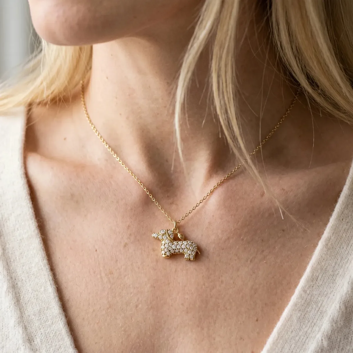 Pavé Round Diamond Prong-Set Dachshund Pendant Yellow gold