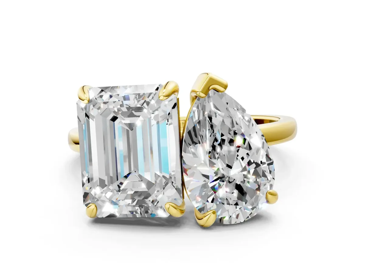 Pear and Emerald Toi Moi Ring with Prong Setting and Plain Band Yellow gold