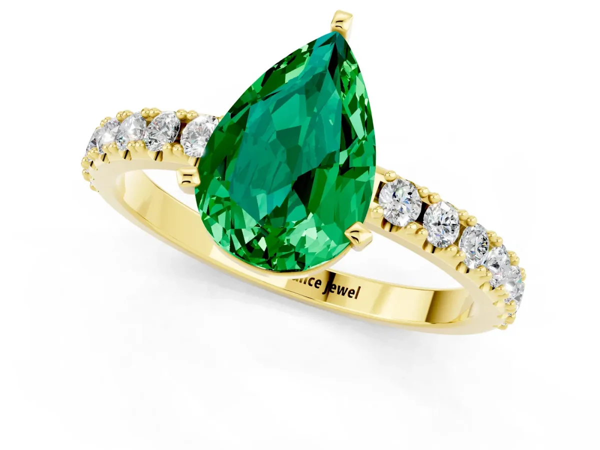 Pear Cut Emerald Solitaire Pavé Band with Four-Prong Setting Yellow gold