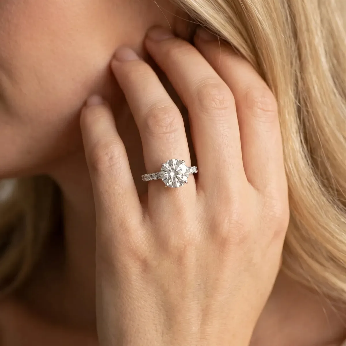 Round Cut Diamond Solitaire Pavé Band with Four-Prong Setting Platinum