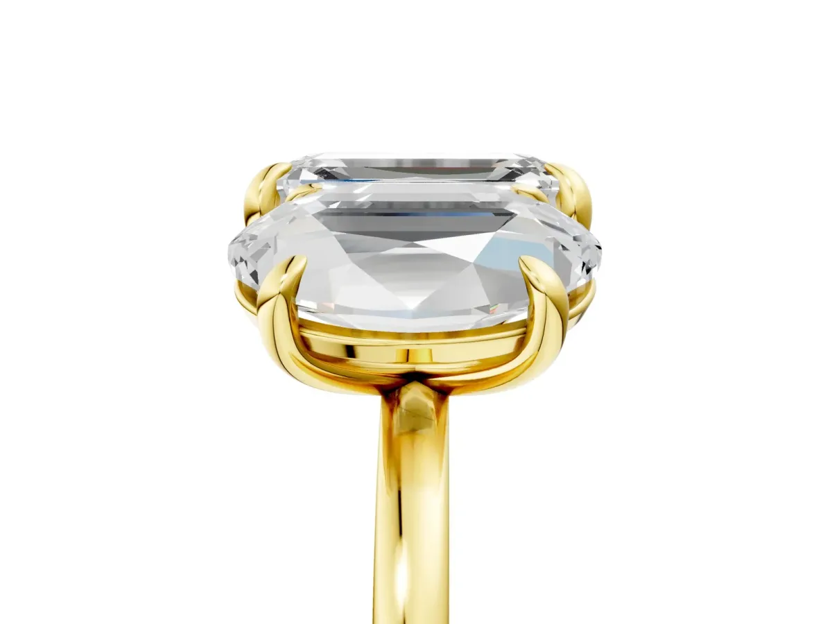 Oval and Emerald Toi Moi Ring with Prong Setting and Plain Band Yellow gold