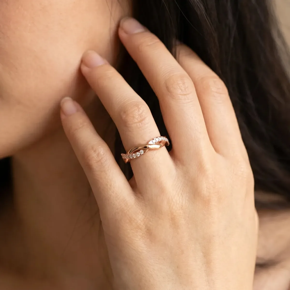 Round Diamond Twisted Infinity Band with Prong Setting Rose gold