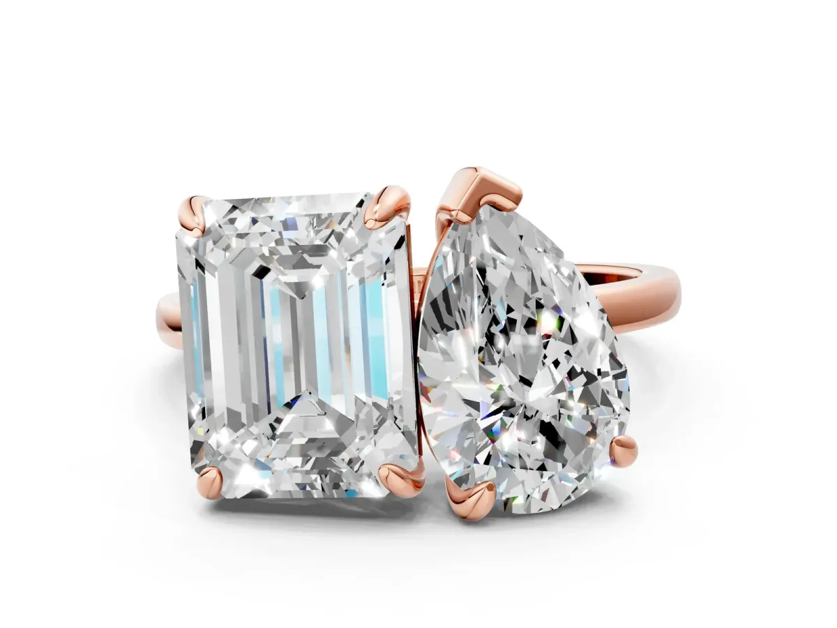 Pear and Emerald Toi Moi Ring with Prong Setting and Plain Band Rose gold