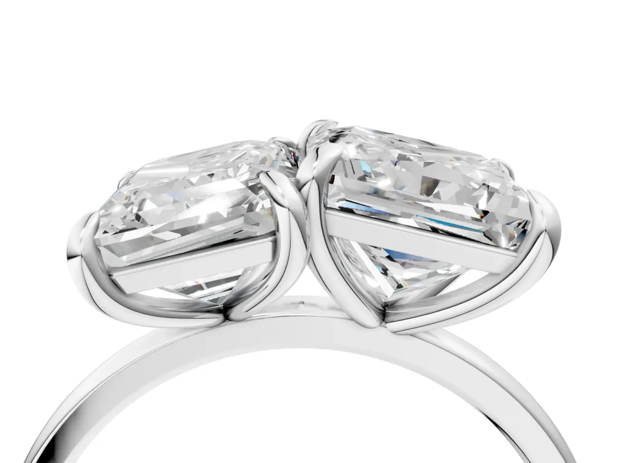 Emerald and Princess Toi Moi Ring with Prong Setting and Plain Band Silver