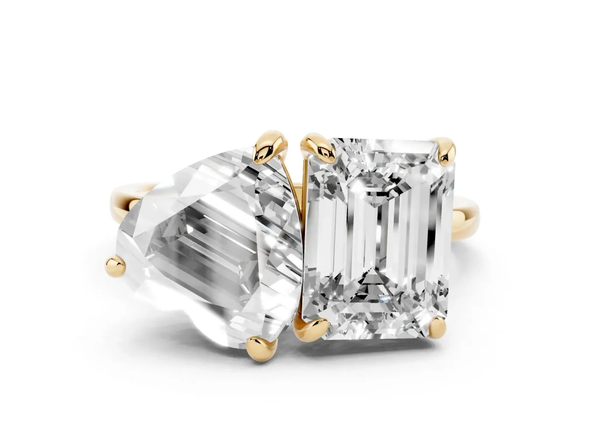 Emerald and Heart Toi Moi Ring with Prong Setting and Plain Band Yellow gold