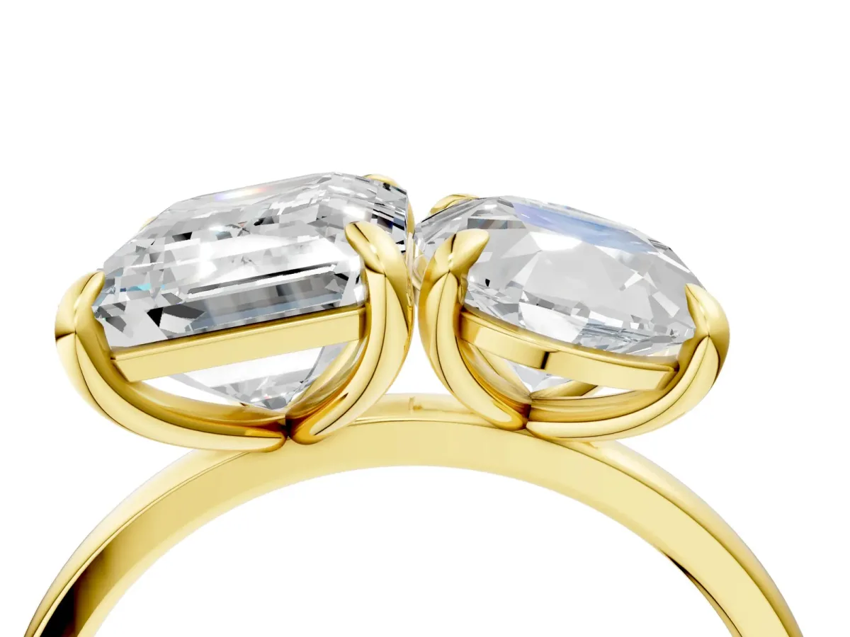 Oval and Emerald Toi Moi Ring with Prong Setting and Plain Band Yellow gold