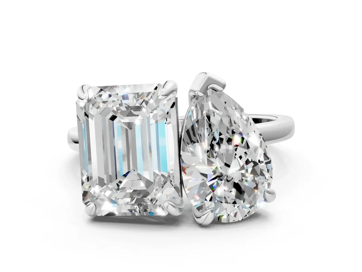 Pear and Emerald Toi Moi Ring with Prong Setting and Plain Band White gold
