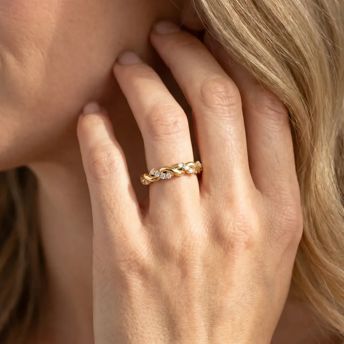 Twisted Pavé Round Diamond Eternity Band Yellow gold