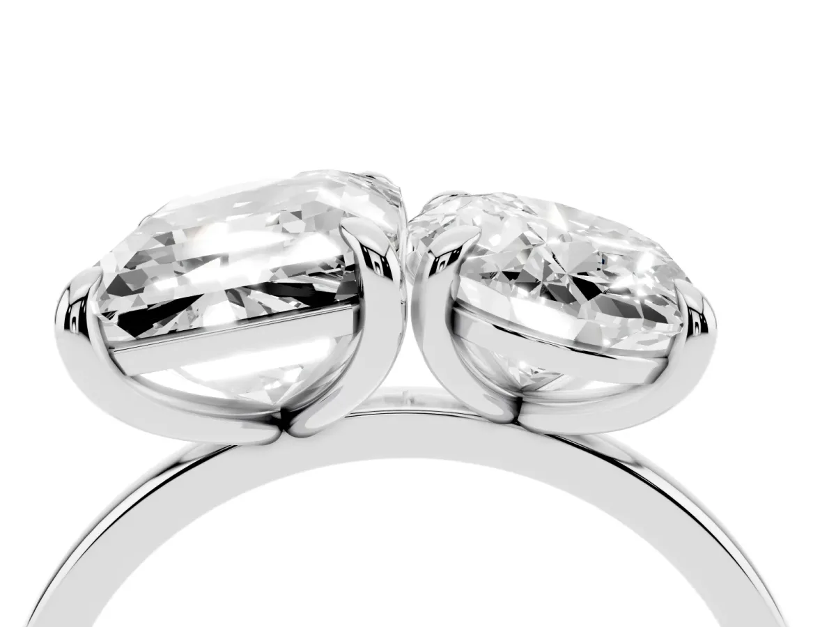 Oval and Emerald Toi Moi Ring with Prong Setting and Plain Band Silver