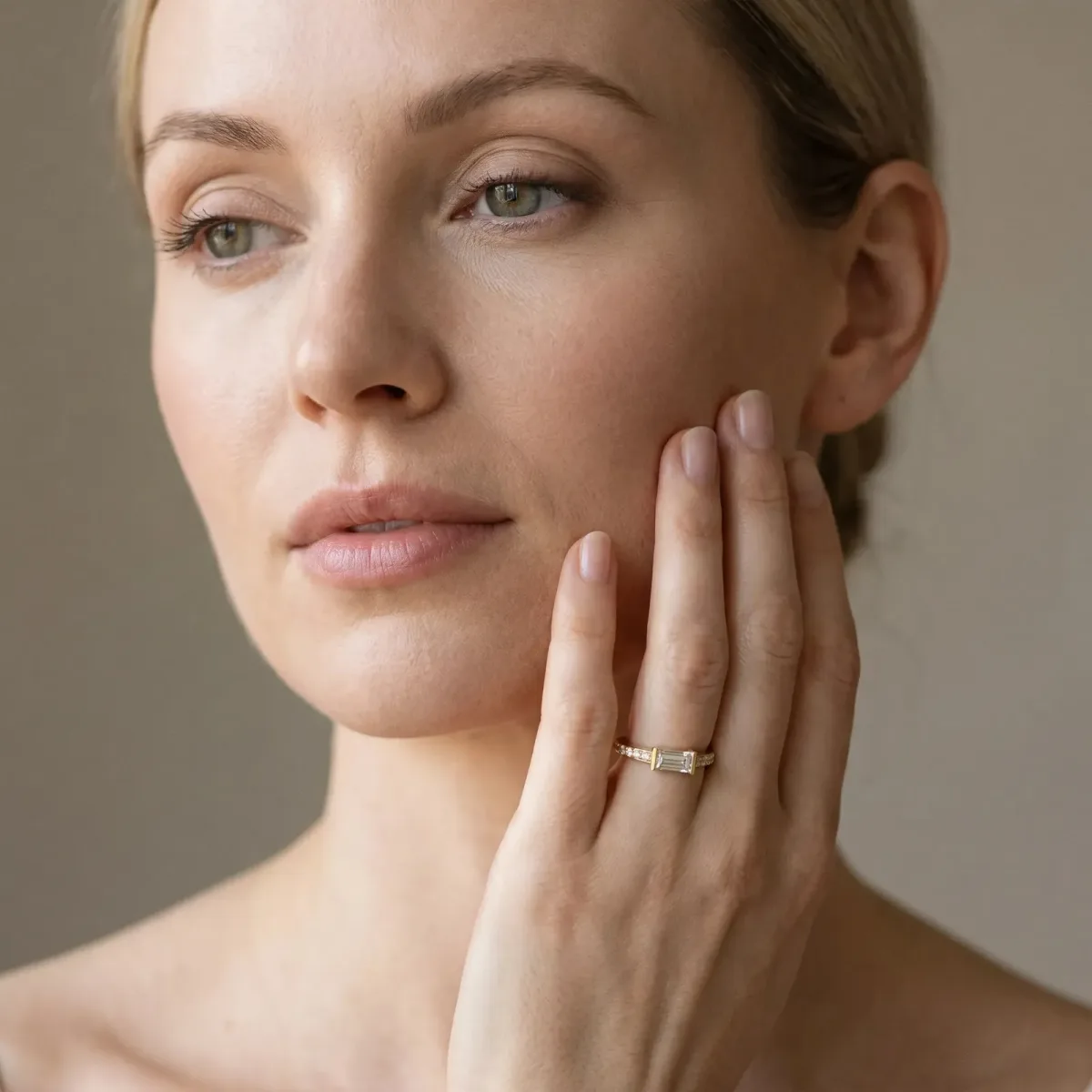 Baguette Diamond Pavé Band with Bar Setting Yellow gold
